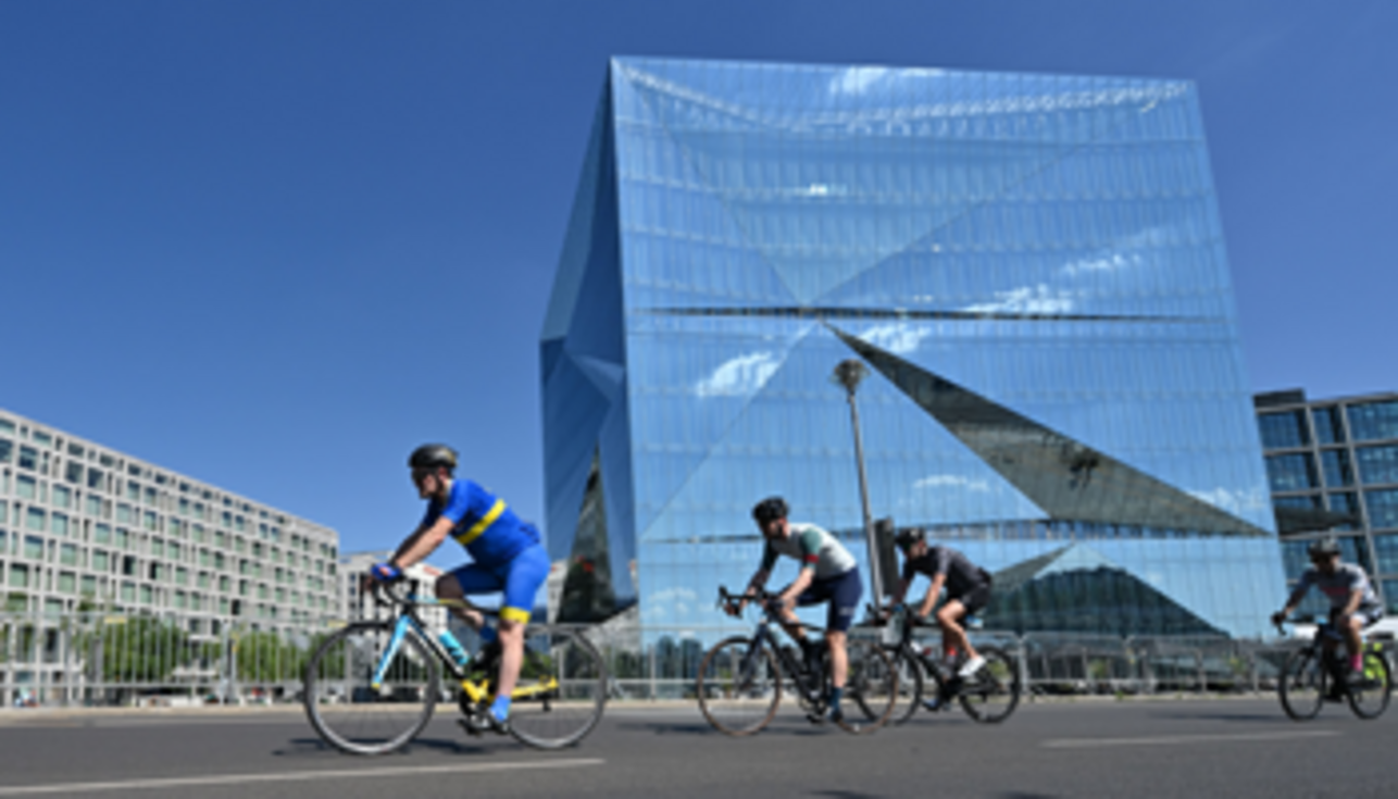 Four cyclists in front of the Cube Berlin © SCC EVENTS / Petko Beier