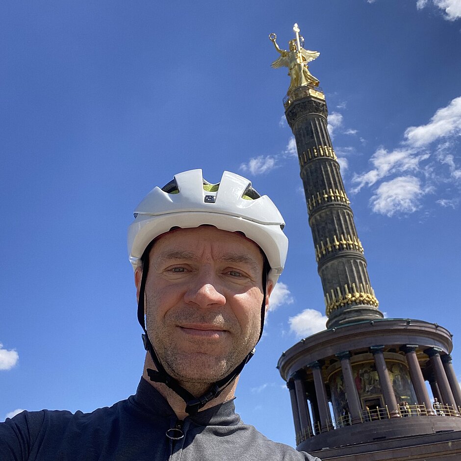 Radsportlegende Jens Voigt vor der Siegessäule in Berlin