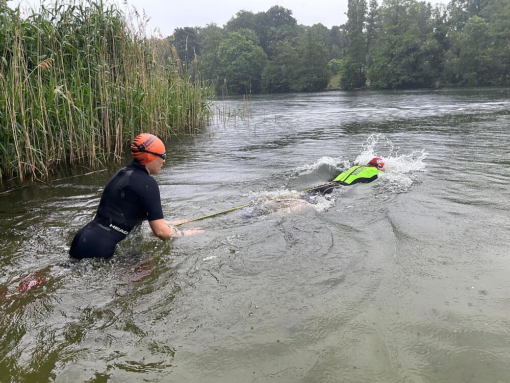 SWIMRUN RHEINSBERG: Endlich ab ins Wasser, das zusätzliche Nass von oben störte dabei nicht. © SCC EVENTS / Philip Lehmann