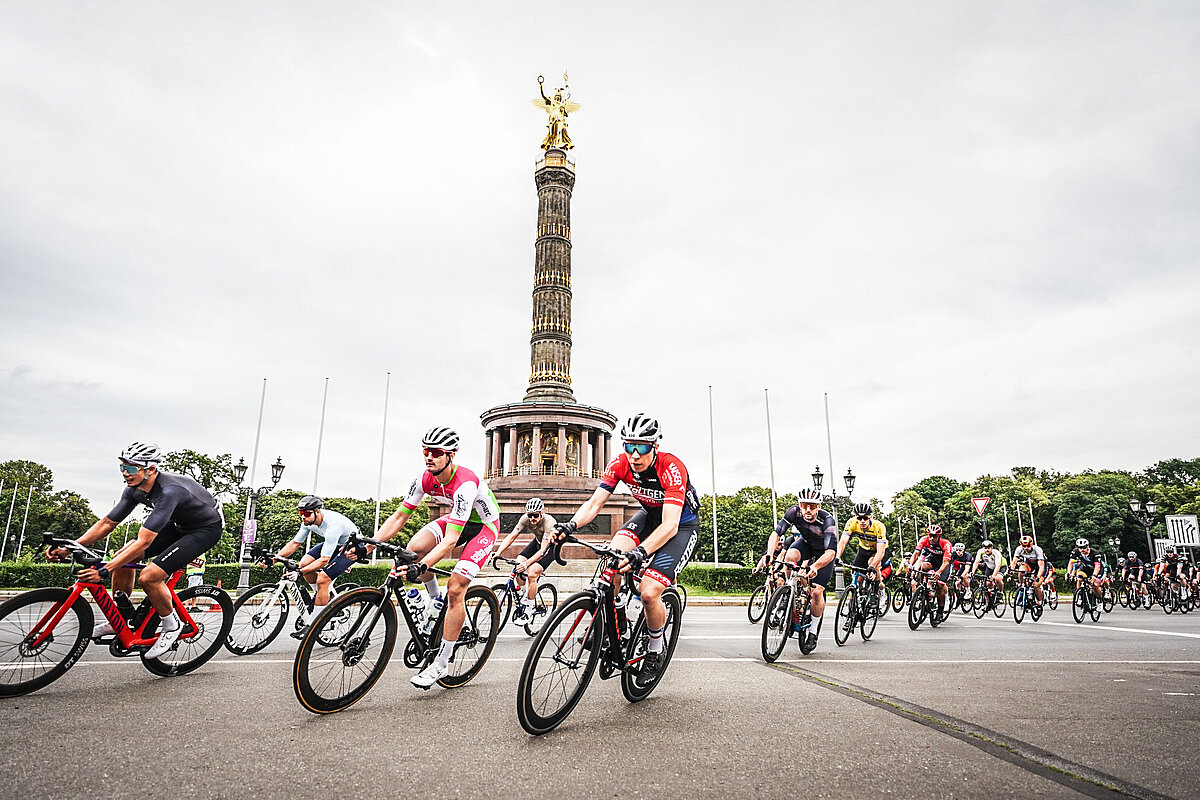 Cyclists on the route in front of the Victory Column.