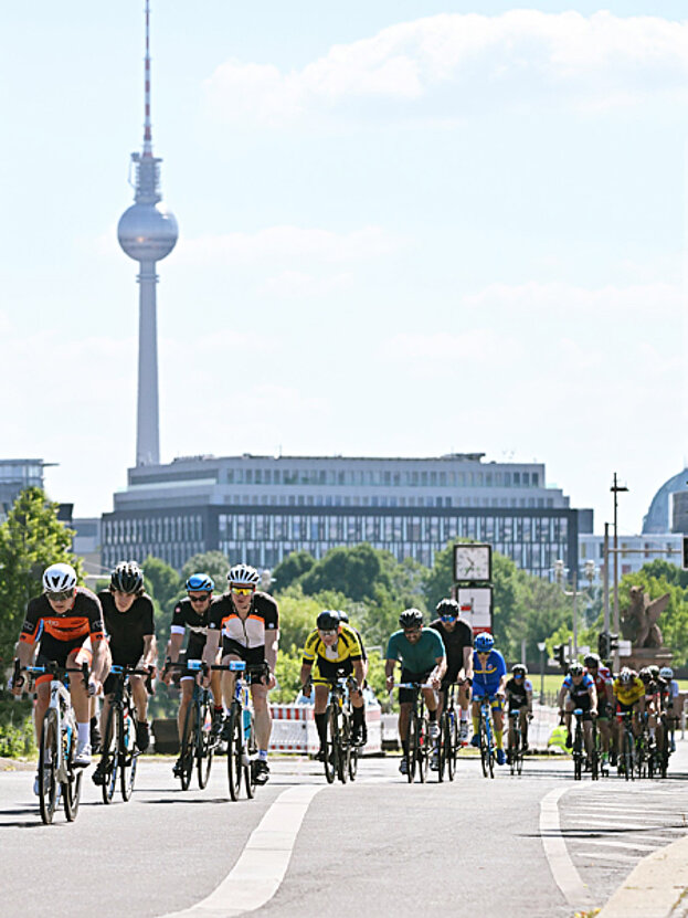 VeloCity 60 km: Group of cyclists in front of the TV tower © SCC EVENTS / Petko Beier