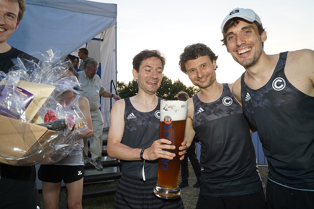 Sieger der Männer mit einem großen Glas ERDINGER Alkoholfrei © SCC EVENTS / Kai Wiechmann