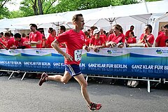 Männlicher Läufer wird von Zuschauern angefeuert © SCC EVENTS / Petko Beier