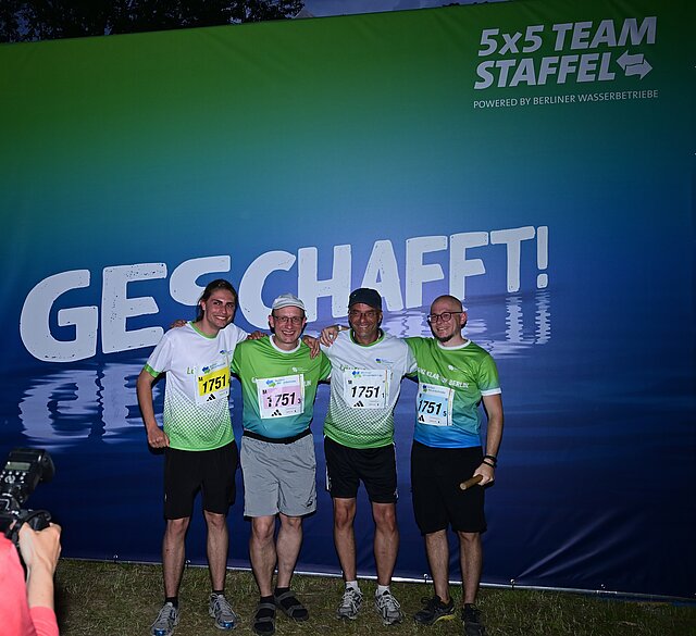 5 x 5 km TEAM-Staffel:  Glücklich im Ziel: Ein Team der Berliner Wasserbetriebe in 2023 © SCC EVENTS / PETKO BEIER
