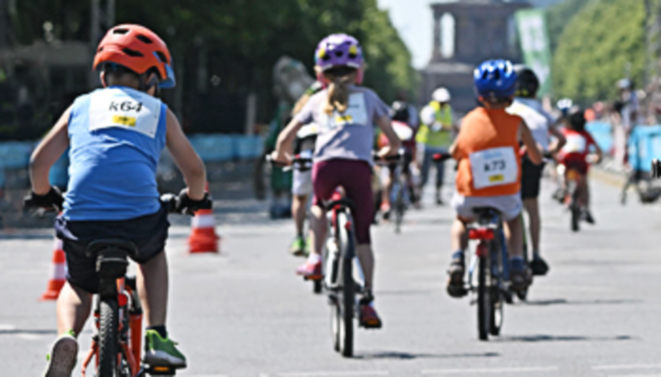 VeloCity Berlin Anmeldung (2023): Radfahrende Mädchen und Jungen mit VeloCity Startnummer © SCC EVENTS / Petko Beier