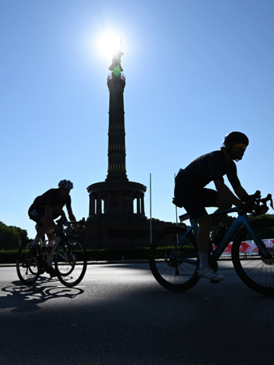 VeloCity Berlin Strecke 100 km: Radfahrer vor der Siegessäule © SCC EVENTS / Petko Beier