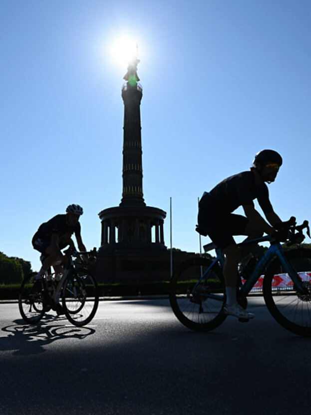 VeloCity Berlin route 100 km: Cyclists in front of the Victory Column © SCC EVENTS / Petko Beier