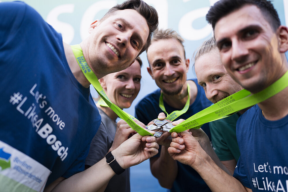 5x5 TEAM STAFFEL: Ein echter Hingucker - die neuen Team-Medaillen 2025. © SCC EVENTS / Sebastian Wells