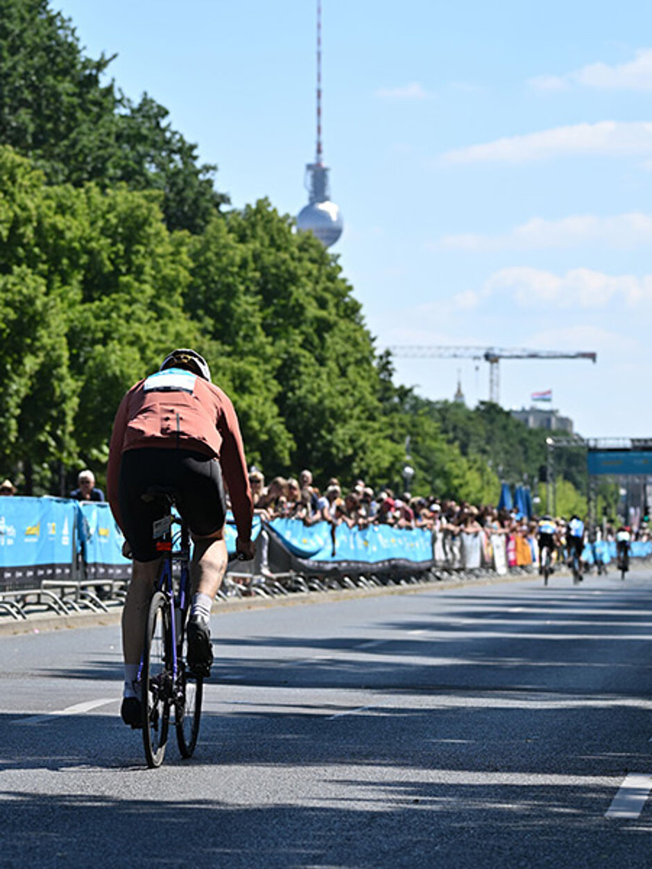 Single cyclist in front of the VeloCity finish line © SCC EVENTS / Petko Beier