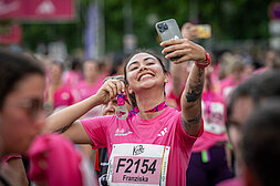 Teilnehmerin mit Medaille KoRo Frauenlauf