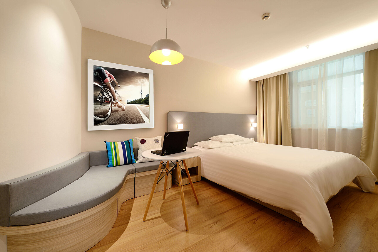 Hotelzimmer mit Velocity Bild an der Wand © SCC