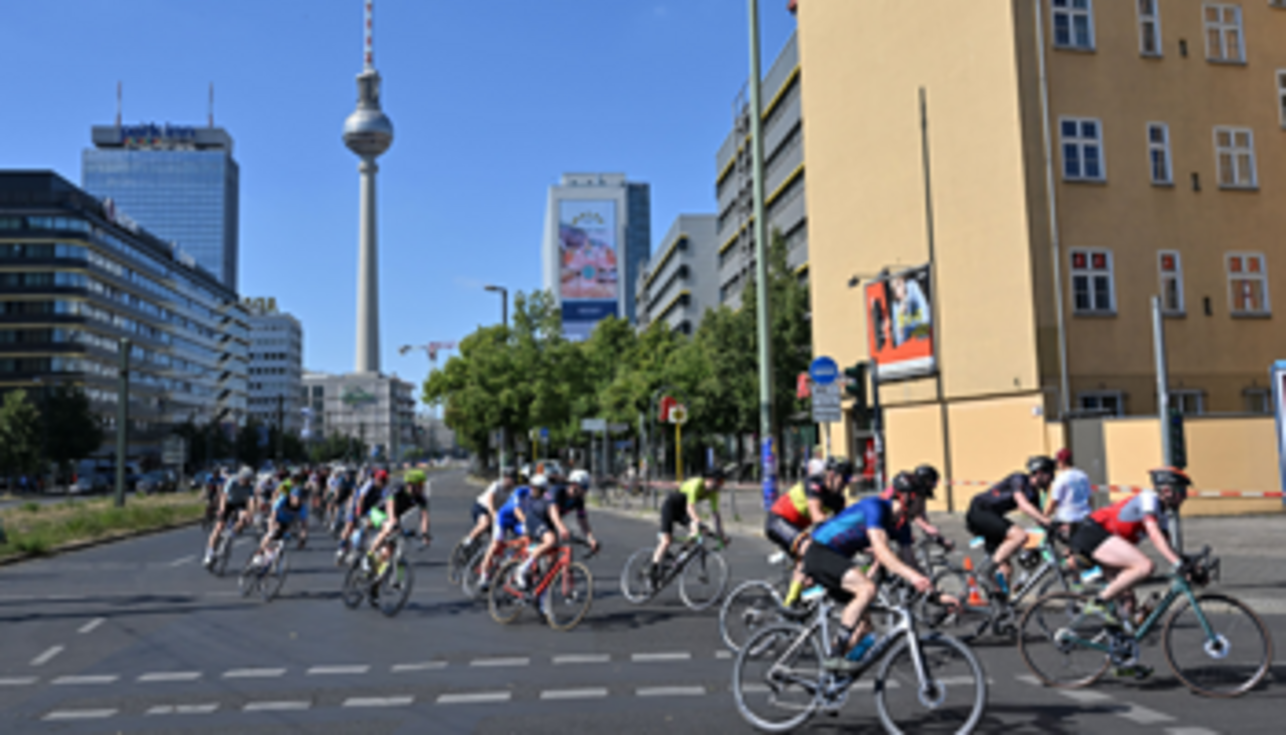 VeloCity Tickets: Gruppe Radfahrer vor dem Fernsehturm © SCC EVENTS / Petko Beier