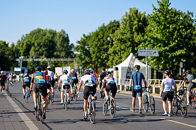 Teilnehmergruppe im Zielbereich, einige schieben bereits ihre Räder ©  SCC EVENTS / Jean-Marc Wiesner