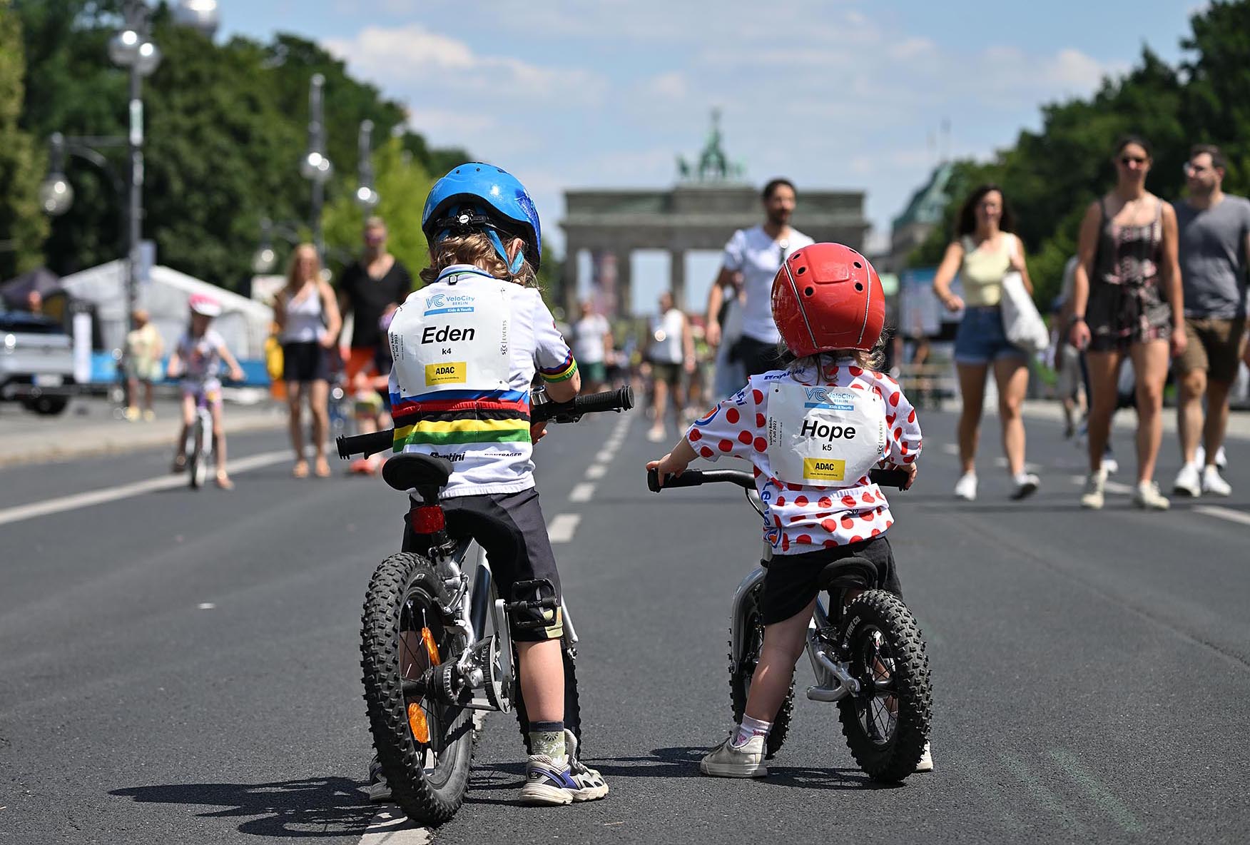 VeloCity Berlin photos (2022): Two children on bikes in the starting area © Petko Beier / SCC EVENTS