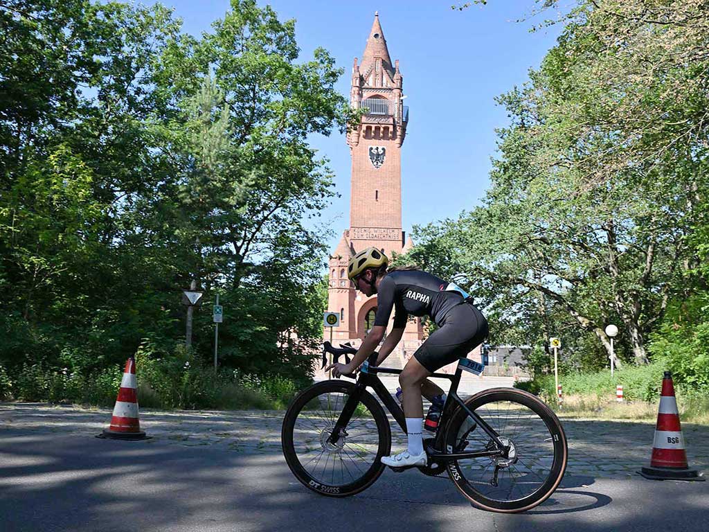 Cyclists in front of the Grunewald Tower © SCC EVENTS / Petko Beier