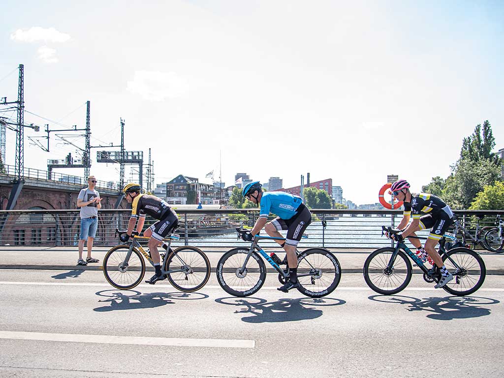 Gruppe Radfahrer überquert die Spree © SCC EVENTS / Theo Bettin